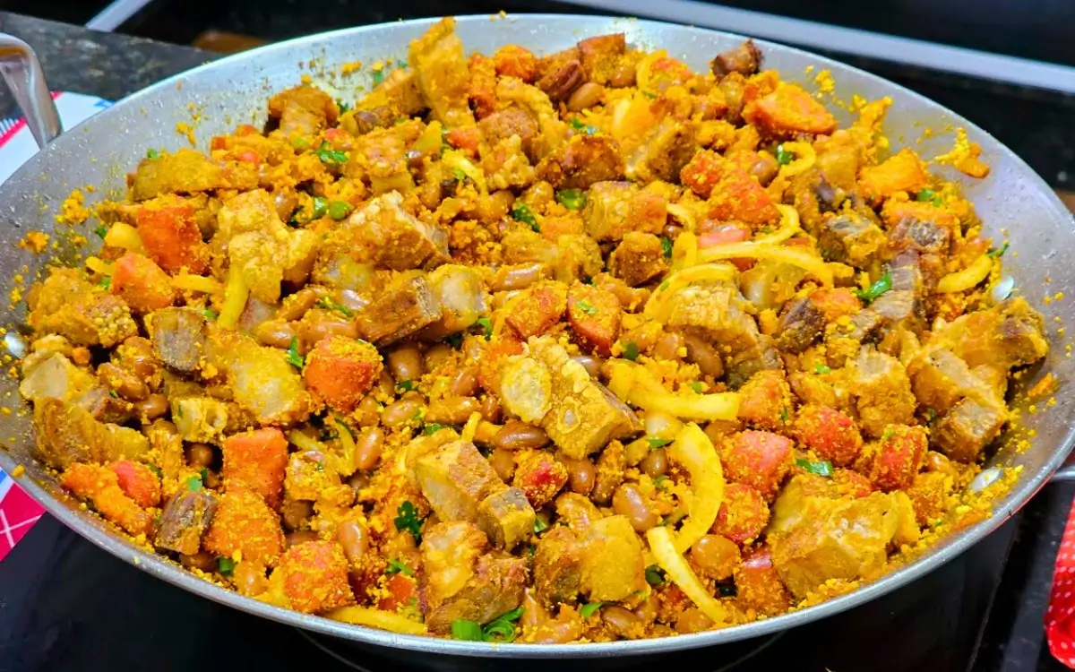 Descubra o Irresistível Feijão Tropeiro de Natal: 5 Ingredientes!